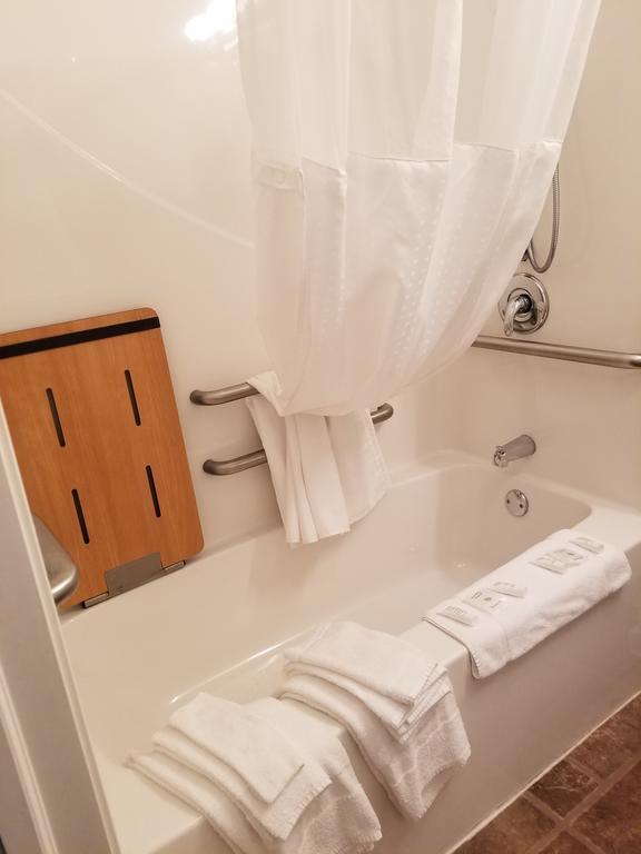 Ramada By Wyndham Williston Motel Room photo
